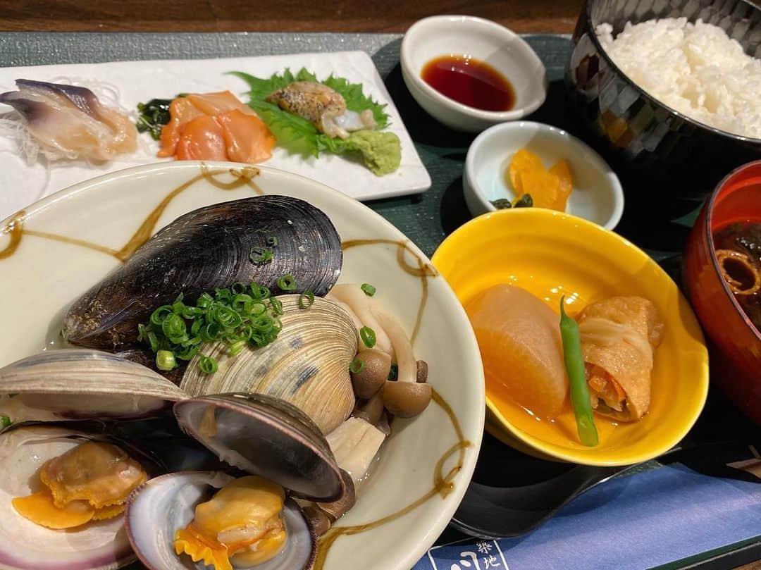 西谷綾子のインスタグラム：「✴︎ 貝好きにはたまらない💞 貝が好きじゃなくてもメッチャ気になってしまうお店😍❣️ ・ 現代病の救世主⁉️ . 自慢の貝料理を食する前に絶妙のおもてなしもあり☺️ 心がホッコリ💕 詳しくは日刊ゲンダイ🤓  毎週水曜日😋 駅の売店やコンビニで発売❣️ ・ 栄養・成分の効果・効能など‥ イロイロ書いてます📝😊 ・ 電子版は木曜日6:00更新🌟 https://www.nikkan-gendai.com/articles/columns/3540/459 ・ #食べて健康になる #築地 #貝 #築地の貝」