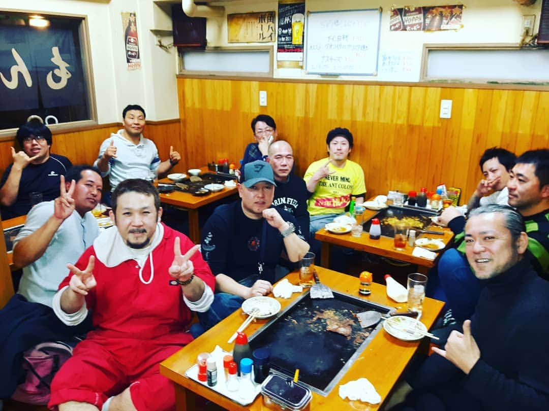 金原弘光のインスタグラム：「U.K.R.金原道場の新年会だったよ。 皆さん今年もよろしくね～⤴⤴👍 ここで問題です。 この中に、ブルさんのお店でドンペリを一晩で3本空けた人がいます(笑)❗ さて誰でしょう⁉ #新年会 #総合格闘技」