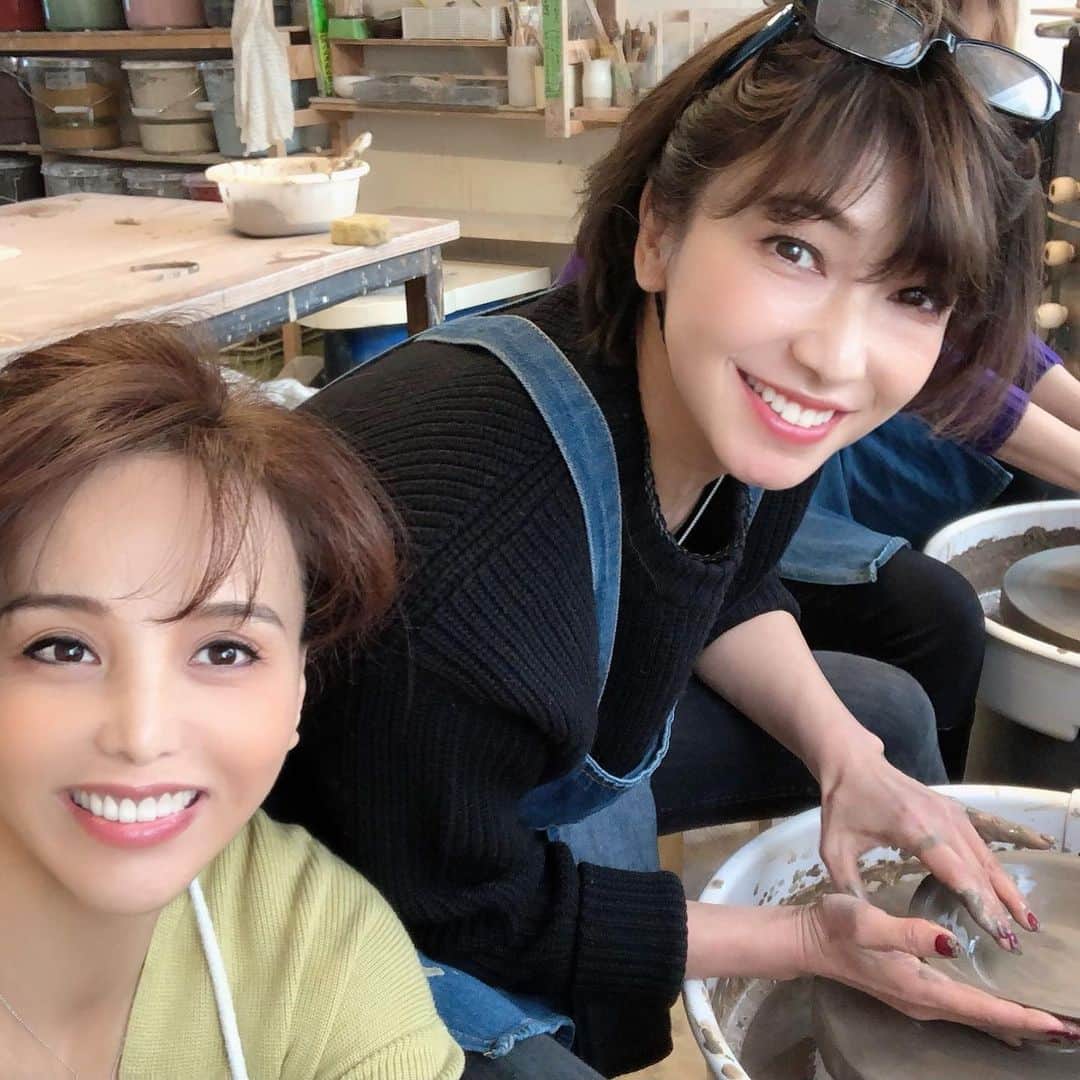 麻美さんのインスタグラム写真 - (麻美Instagram)「陶芸教室🤎 ． 全神経を集中させて ロクロを回したつもりが…🤪🤪🤪 ． 何度も失敗💦 ． いゃ〜〜 難しい🤣 ． 作品に性格があらわれる ． #陶芸#お教室 #いつメン #この後のランチがご褒美  #至福の時 #楽しい #enjoy#happy  #hobby #learning」1月22日 23時20分 - mami0s