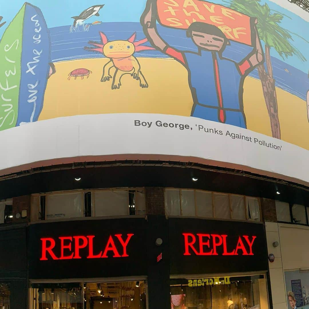 ボーイ・ジョージさんのインスタグラム写真 - (ボーイ・ジョージInstagram)「My art is a huge billboard on Carnaby St for the environmental campaign #projectzero which launched today. Come and take it in. ‘Punks Against Pollution! #carnabystreet」1月22日 23時33分 - boygeorgeofficial