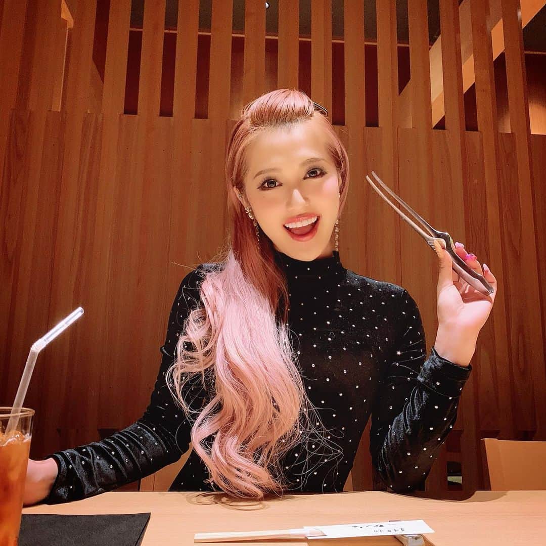 五月千和加さんのインスタグラム写真 - (五月千和加Instagram)「. 本日も焼肉🥩 よく飽きませんか？とか聞かれるけど毎日でもOKだよ🙆‍♀️お寿司と焼肉は毎日平気♥️ . #焼肉　#yakiniku #hairstyles #haircolor #longhair #ロングヘア　#pinkhair #ピンクヘア　#dress #グルメ」1月22日 23時44分 - satsuki_senwaka