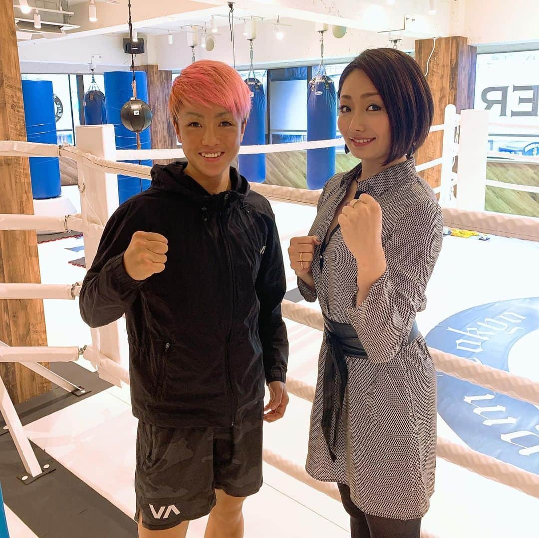 安藤美姫さんのインスタグラム写真 - (安藤美姫Instagram)「First try K-1💪🥊 ついにこの日がやってきました💪🥊 キックボクシングレッスンへ🖤 もういろいろ感じる事がありました！！！ まず　フォームが難しい… やっぱり選手のように美しくは出来ませんでした😅 運動量半端ない… 本当に疲れましたが　気持ち良い疲れです👍👍👍 今までは外から観ていたキックボクシング… やはり体験すると気付かされる事が多い。 フィジカルとメンタルのバランスや感覚が本当に大事なスポーツで大変さ過酷さにも気付く事ができました。 選手の皆さんはこれ以上に過酷なトレーニングを毎日“勝つため”にこなし進化していく… “勝ち”だけが最強で最高とは思わないけど試合への思い入れや負けた時の悔しさは理解する事ができたと思います… 微力ながらにこれからも時間のある限り私もキックボクシングを習いそして応援していきたいと強く思う1日でした😌🙏✨🥊💪💪💪 K-1との出会いに感謝し k-1選手との出会いにも感謝しています😌🥊💪💪💪 この出会いのきっかけをくれた武尊選手には心から感謝しています😌🙏✨🥊⛸ 初めてのゲスト解説を一緒にさせて頂いた村越選手も丁寧に食事に誘って下さり本当にお世話になりました🙏 この2人の横浜での試合は本当にカッコよくて刺激を頂きました😌💪💪💪 そしてKANA選手は同じ女子アスリートとして本当に強く美しい姿を目の前で観れて最後でした💕🥊✨✨ K-1最高✨💪💪🥊 #k1 #k1_wgp  #キックボクシング」1月22日 23時39分 - miki_m_ando0403