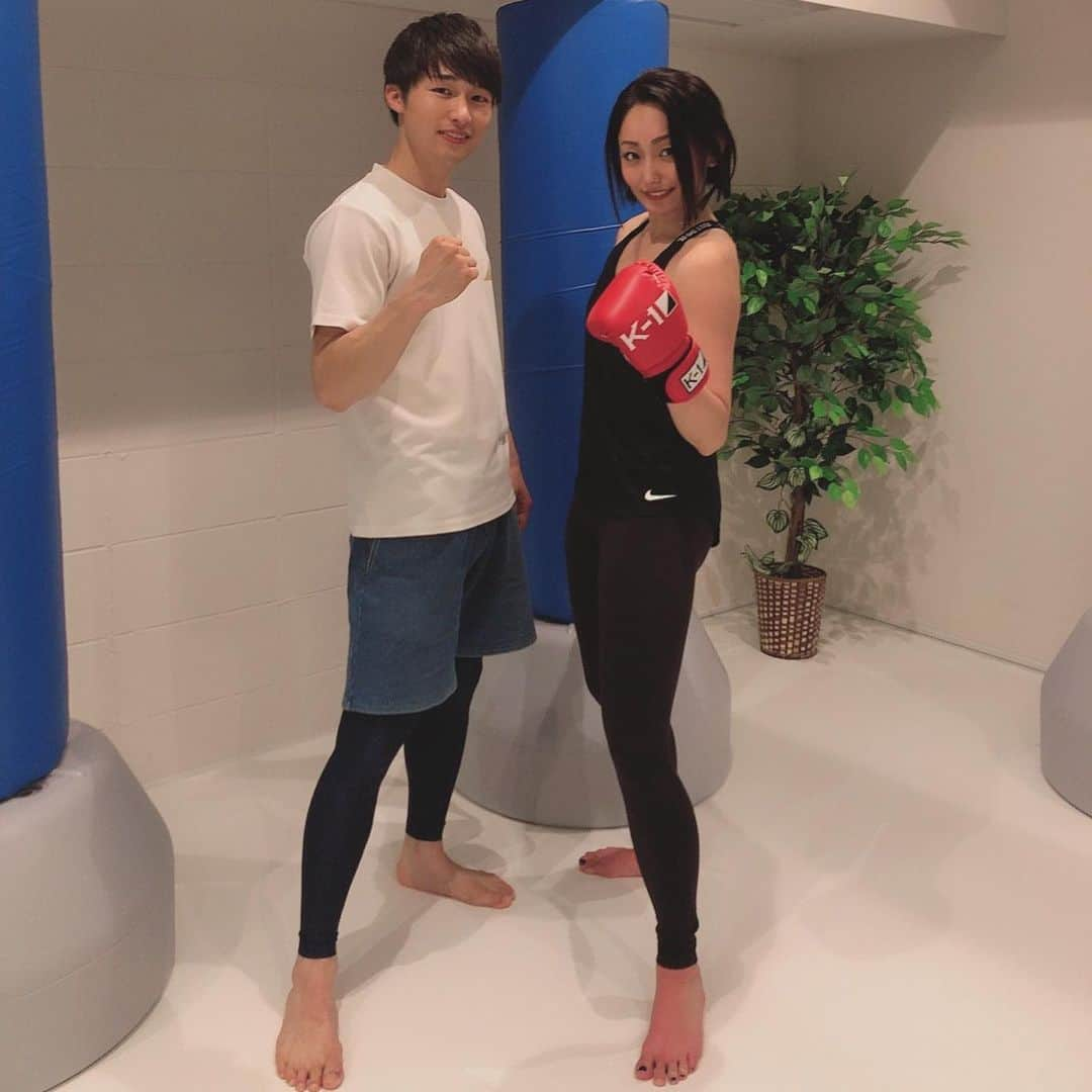 安藤美姫さんのインスタグラム写真 - (安藤美姫Instagram)「First try K-1💪🥊 ついにこの日がやってきました💪🥊 キックボクシングレッスンへ🖤 もういろいろ感じる事がありました！！！ まず　フォームが難しい… やっぱり選手のように美しくは出来ませんでした😅 運動量半端ない… 本当に疲れましたが　気持ち良い疲れです👍👍👍 今までは外から観ていたキックボクシング… やはり体験すると気付かされる事が多い。 フィジカルとメンタルのバランスや感覚が本当に大事なスポーツで大変さ過酷さにも気付く事ができました。 選手の皆さんはこれ以上に過酷なトレーニングを毎日“勝つため”にこなし進化していく… “勝ち”だけが最強で最高とは思わないけど試合への思い入れや負けた時の悔しさは理解する事ができたと思います… 微力ながらにこれからも時間のある限り私もキックボクシングを習いそして応援していきたいと強く思う1日でした😌🙏✨🥊💪💪💪 K-1との出会いに感謝し k-1選手との出会いにも感謝しています😌🥊💪💪💪 この出会いのきっかけをくれた武尊選手には心から感謝しています😌🙏✨🥊⛸ 初めてのゲスト解説を一緒にさせて頂いた村越選手も丁寧に食事に誘って下さり本当にお世話になりました🙏 この2人の横浜での試合は本当にカッコよくて刺激を頂きました😌💪💪💪 そしてKANA選手は同じ女子アスリートとして本当に強く美しい姿を目の前で観れて最後でした💕🥊✨✨ K-1最高✨💪💪🥊 #k1 #k1_wgp  #キックボクシング」1月22日 23時39分 - miki_m_ando0403