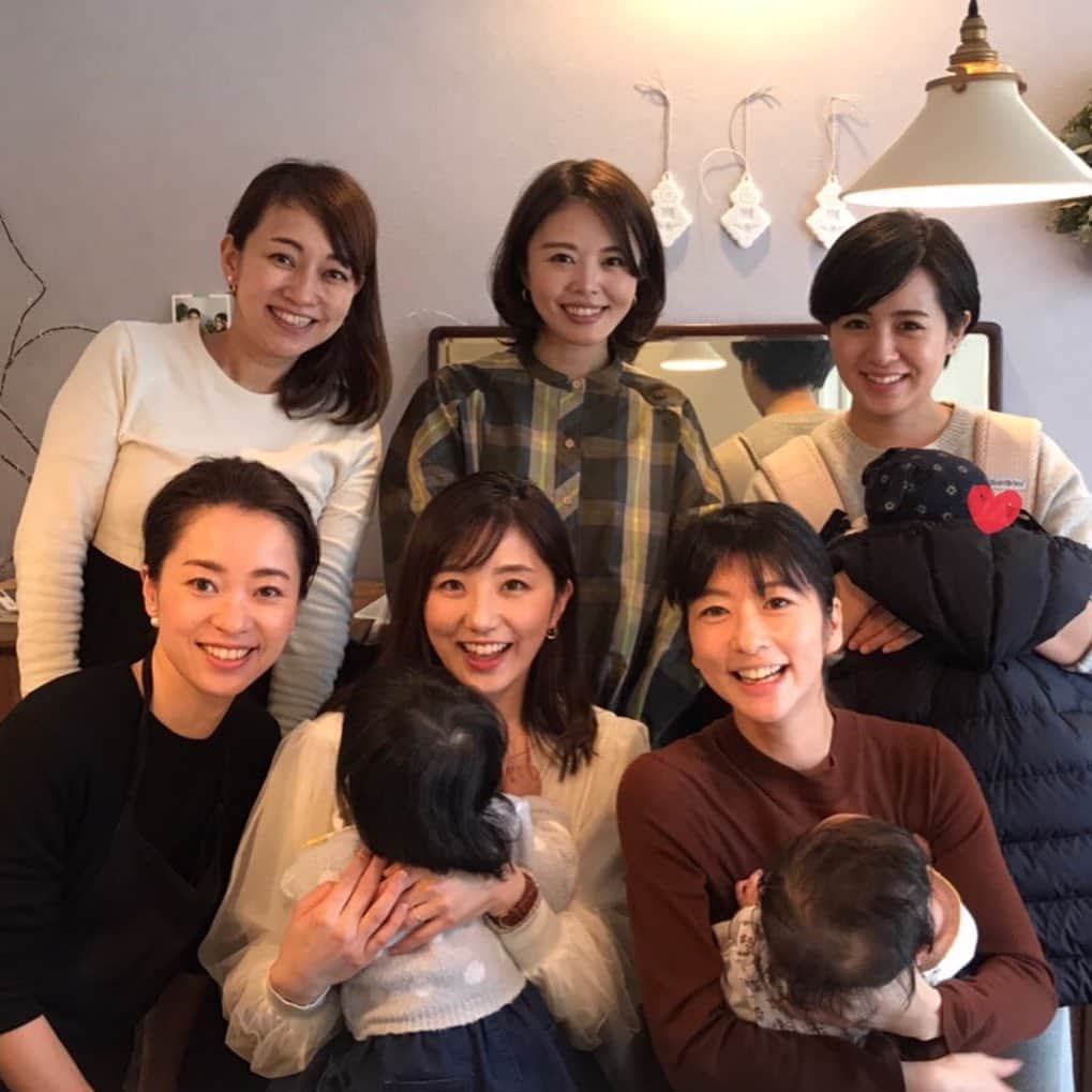 のインスタグラム：「先日はお料理教室へ🍽💕 椿のけいちゃん、しょーのよーこちゃん、松村のみおちゃんら、気が付けばママアナ達が大集合でした🥰  みんなが一斉にオムツ替えしている姿は圧巻なり💪  青菜とおろし大根の鰤ソテー、 牛しぐれとセリの混ぜごはん、 柿とクルミのクリームチーズ白和えetc... 日々のご飯がひと手間で美味しくなって 本当にいつも癒されタイム、、、 #生野陽子#椿原慶子#松村未央#ママアナ #みんな一斉にオムツ替え笑 #ちゃんと再現したいお料理」