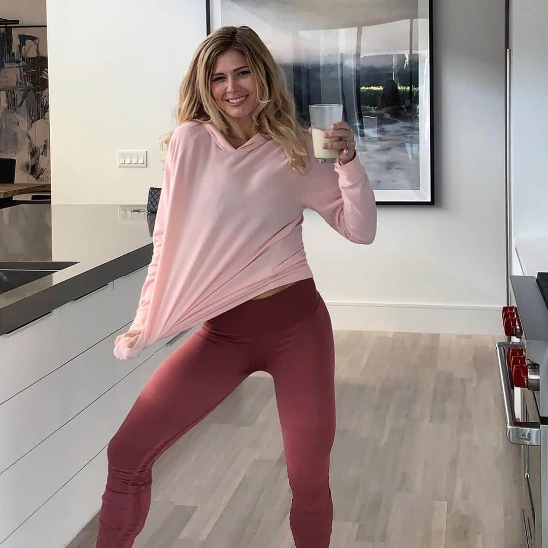 トリー・ウィルソンのインスタグラム：「. 1st 60 hour REBOOT was a success! . Can’t believe all the health & anti-aging benefits that we can benefit from with fasts from food. Drinking keytones throughout was key! . I did NOT do this to lose weight. I did it to FEEL BETTER & I do! Wow! . I love food. It wasn’t easy for me. The added benefit, mentally, after sticking it thru was a real victory to me. . Don’t be afraid to celebrate your own victories, even if they seem small to others..or yourself. Too often we focus on where we fail & totally ignore the rest. . If you want to join me on the next 60 hour reboot, or see more of the past 60 hrs- be sure to follow @teamtorrie 💪🏽」