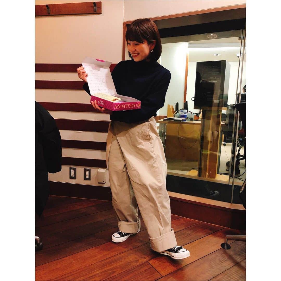 関取花のインスタグラム：「本日もtokyofm「ねるまえのまえ」 お聴きいただきありがとうございました🌝明日木曜日も関取花の担当です🙋‍♀️ ①月・火担当のおのののかさんからいただいた北海道のお土産を赤子あやしスタイルで持つ私(ジンギスカンキャラメル意外とイケたよ🐏！) ②番組では毎回放送後記をほぼ日手帳さんに書かせてもらってるので今日のそれを🖋 #ねるまえのまえ #関取花」