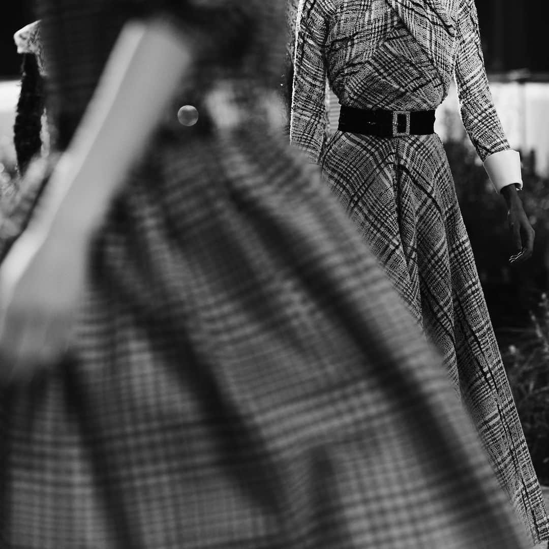シャネルさんのインスタグラム写真 - (シャネルInstagram)「The rigour of sweeping skirts. The CHANEL Spring-Summer 2020 Haute Couture show, as seen by photographer Jack Davison.  #CHANELHauteCouture #CHANEL @Lesage #Lesage @jackdavisonphoto @Maike.Inga @Mikaschndr」1月23日 0時01分 - chanelofficial