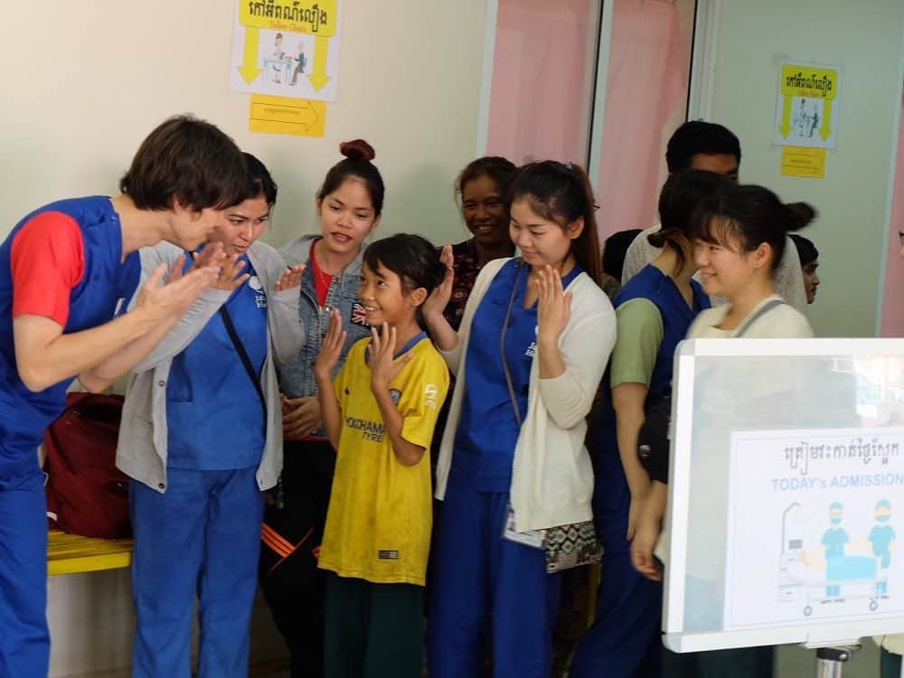 しゅんしゅんクリニックPさんのインスタグラム写真 - (しゅんしゅんクリニックPInstagram)「・ カンボジアの貧困層のための病院で、色々施設を見学させて貰い、最後に患者さんの前でヘイヘイドクターを披露しました！ダンスは世界を、少しは幸せにすると思いまシュた🥳🙌🏻 ・ #カンボジア #ジャパンハート #ヘイヘイドクター #色々勉強になった #弾丸旅行 #明日も朝から診療 #弾丸超えてマシンガン旅行 #この模様はYouTubeに上げます😊 #いつになるか分かりませんが😂 #しゅんしゅんクリニックP」1月22日 23時54分 - shun.miyamoto