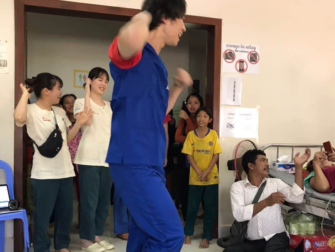 しゅんしゅんクリニックPさんのインスタグラム写真 - (しゅんしゅんクリニックPInstagram)「・ カンボジアの貧困層のための病院で、色々施設を見学させて貰い、最後に患者さんの前でヘイヘイドクターを披露しました！ダンスは世界を、少しは幸せにすると思いまシュた🥳🙌🏻 ・ #カンボジア #ジャパンハート #ヘイヘイドクター #色々勉強になった #弾丸旅行 #明日も朝から診療 #弾丸超えてマシンガン旅行 #この模様はYouTubeに上げます😊 #いつになるか分かりませんが😂 #しゅんしゅんクリニックP」1月22日 23時54分 - shun.miyamoto