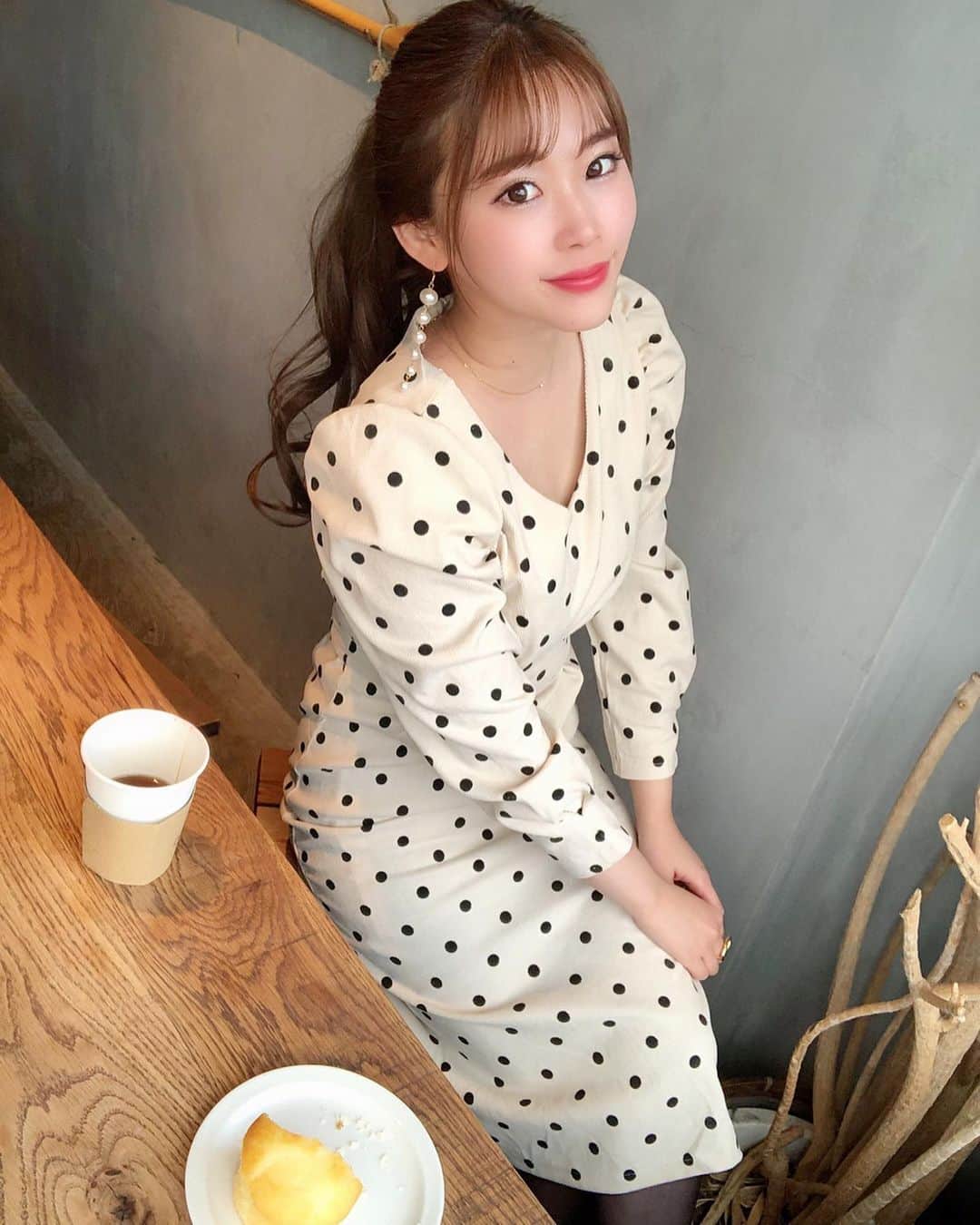 藤川沙弥のインスタグラム：「𖥧𖥧﻿ ﻿ もう気分は 春服が着たくなってきた近頃🌷﻿ でも昨日から﻿めちゃくちゃ 寒くなりましたね🥺凍える。笑﻿ ﻿ 春まで着れるパフスリドットワンピは﻿ @lilas_jp の新作です🦋﻿ 即納分はsold outしてしまったので ご予約分で販売中です✔︎👗💨 ﻿ ﻿」