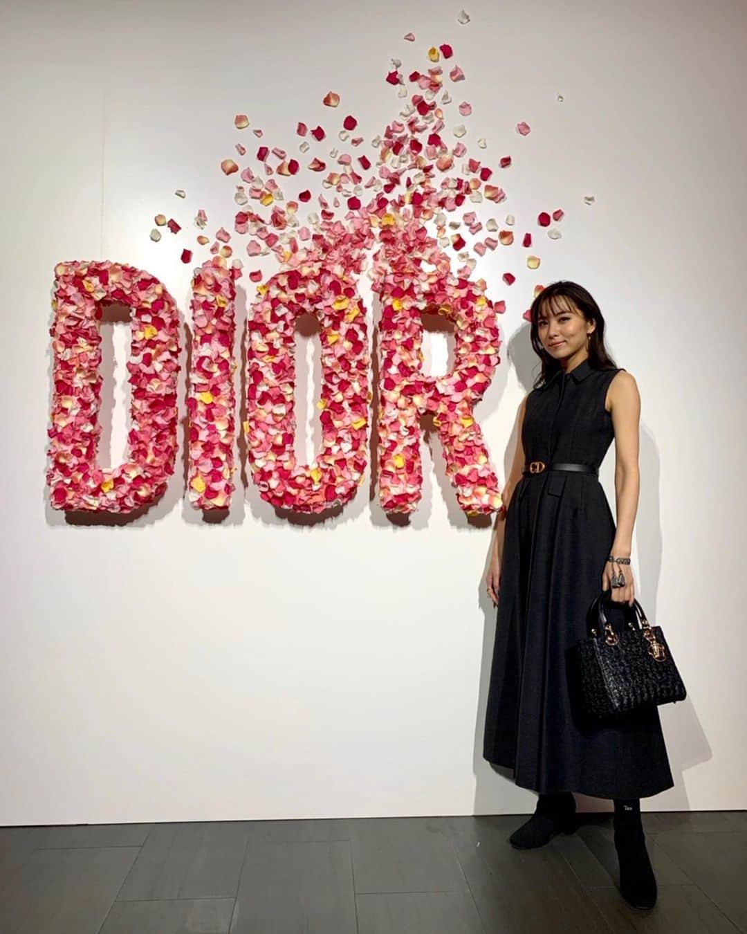 石川恋さんのインスタグラム写真 - (石川恋Instagram)「Miss Dior ROSE 'N ROSES🌹 バラの花束を胸いっぱいに抱えたような華やかな香りがとても素敵な香水でした。 今回は自分で香水を作るワークショップにも参加させていただきました✨ Thanks #MissDior #ミスディオール #ローズアンドローズ @diorparfums」1月22日 23時55分 - ren_ishikawa