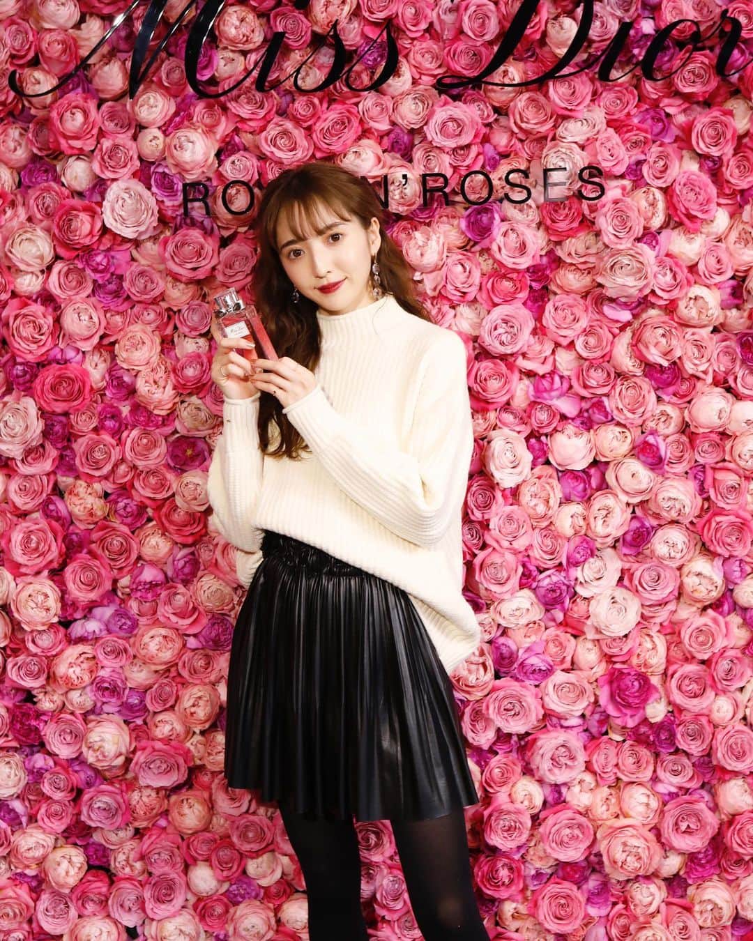 平木愛美のインスタグラム：「ご報告がありまして、実はこの度、アパレルのお洋服をセレクトし、販売させていただくことになりました☺︎💕 今日は撮影からの、その打ち合わせがありまして。 こうして皆さんにご報告できて、天赦日と一粒万倍日が重なる縁起の良き日に良いスタートがきれた気持ちです！  すぐにまた改めてきちんと、お知らせさせてください🧡  実はこのニットは、そのブランドさんにて第一弾、私がセレクトしたもの。 そんなニットを着て今夜はmiss diorのパーティーへ行ってきたよ♡  #一粒万倍日 #天赦日」