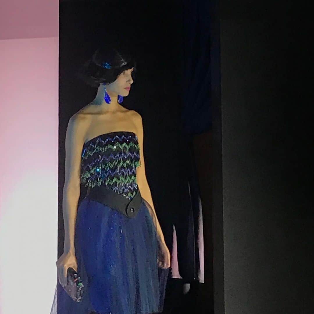 装苑さんのインスタグラム写真 - (装苑Instagram)「ジョルジオ アルマーニ プリヴェのテーマは「イカットの世界への旅」。アジアの伝統的なイカットパターンを幾何学模様と組み合わせた現代性に富むコレクションで、クリスタルのフリンジや刺繍がきらびやか。 #ParisFashionWeek #HauteCouture #SS2020 #GiorgioArmaniPrivé」1月22日 23時59分 - soenonline