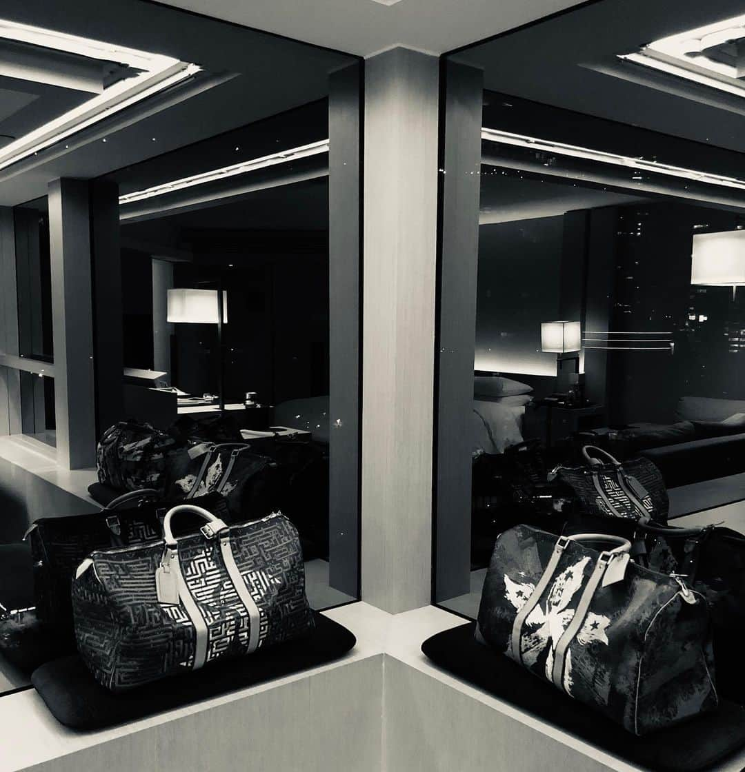 ジェイアーのインスタグラム：「Last night in Hong Kong  The Vintage Louis Vuitton Keepall X Jay Ahr Embroidery Collection  #jayahr #jonathanriss #emb #louisvuitton #keepall #bag #Art #embroidery #icons #vintage #travel #everyhumanisanartist #oneofakind #sustainable #hongkong #upperhouse #lyrics #geometric @upperhouse_hkg」