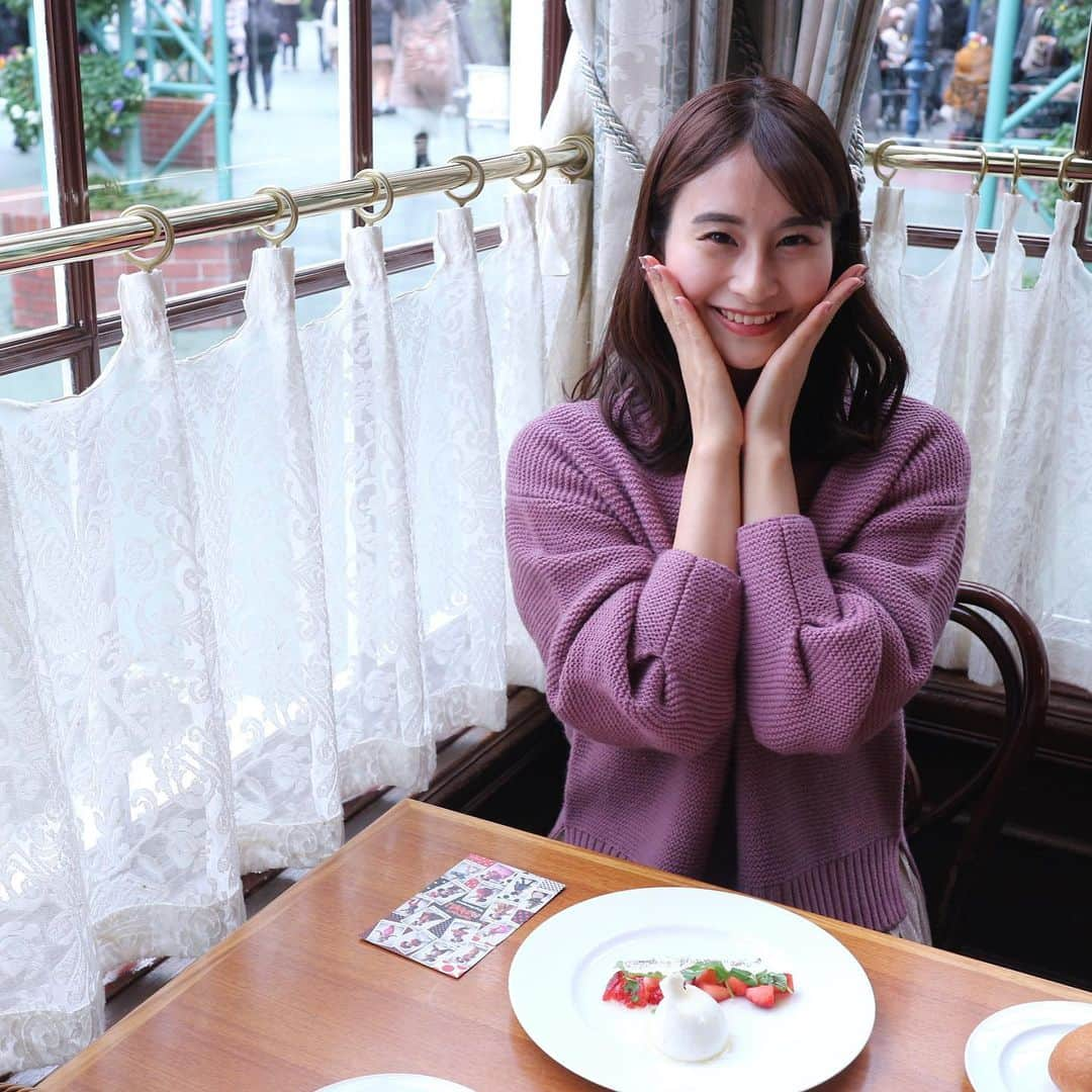 佐竹明咲美さんのインスタグラム写真 - (佐竹明咲美Instagram)「アナウンサー仲良し同期で 年パス仲間のしほちゃんと ディズニーランドへ！ いまパークでは しほちゃんがディズニーで一番大好きな ミニーのイベントを開催中😍 目がハートになっているしほちゃんを見て わたしもニタニタ🥴💕 . . イッツベリーミニーという ミニーが主人公となって 過去のショーやパレードを再現する とても倍率の高いショーも当選して とってもハッピーな一日を送りました🥳へへへ  ミニーをイメージしたランチも食べられて 女子力アップした気分🥰🎶 . . では、ミニーに夢中なしほちゃんを ご堪能くださいませ❤️ . . #ディズニー　#年パス　#おたく　#アナウンサー　#同期　#イッツベリーミニー　#しほちゃんの幸せそうな顔ったら　#わたしもミニー好きになる　#一番はミッキーだけども　#ミニーの魅力に取り憑かれてしまうイベント」1月23日 0時04分 - asami_satake