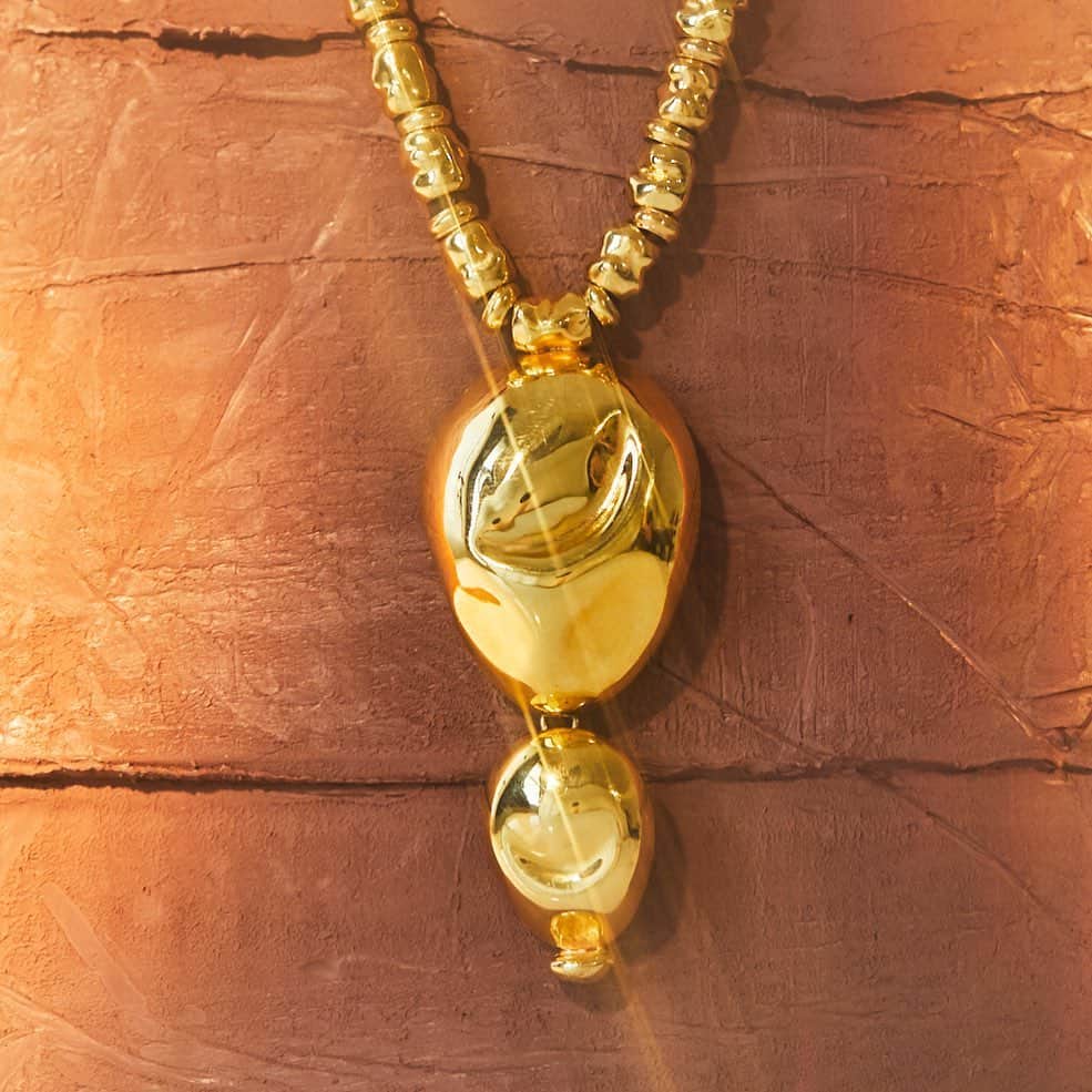 Monica Sordoのインスタグラム：「The rawness of an sculptural brass pearl by @osvaldoponton #MonicaSordo #Handmade #Cubagua」