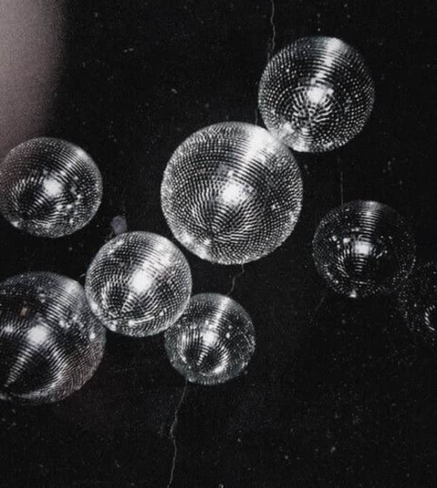 ホルストンのインスタグラム：「When it's Wednesday but you're already thinking about the weekend. Photographer unknown⁠ ⁠ #Disco #DiscoBall⁠ ⁠」