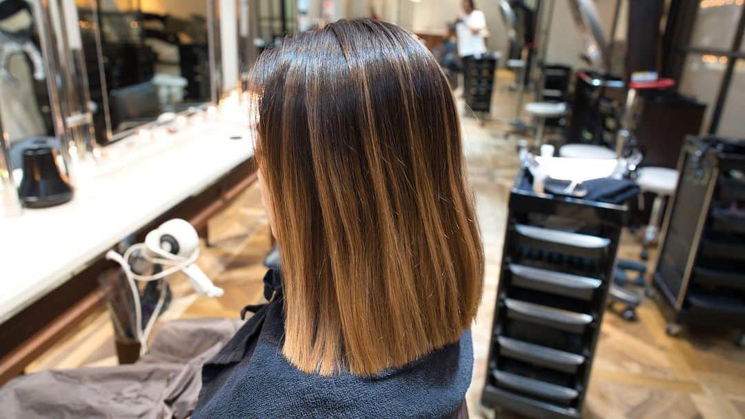 Takemi Yoshiokaさんのインスタグラム写真 - (Takemi YoshiokaInstagram)「hair color ◆オンブレバレイヤージュ◆  前回バレイヤージュでピンク系にして、 今回はバレイヤージュ後に追いブリーチで再塗布でガンガン抜いて。 髪質にもよりますが、 合計3回ブリーチでこのくらい  ご新規の方も承りますが、今までのカラー、パーマ、ストレート、縮毛矯正の施術履歴がとても影響してきますので カウセリング重視します。 ご相談下さい。  Balayage highlights  #ダークブラウン × #ベージュ × #ホワイトベージュ #グラデーションカラー ×  #バレイヤージュ  _______________________________ @moca_blendd  BEBE 表参道 渋谷区港区南青山4-26-16 03-4627-1944 #青山美容室バレイヤージュtakemi #表参道美容室バレイヤージュtakemi  #hair  #バレイヤージュカラー #aoyama #表参道 #バレイヤージュハイライト  #青山美容室 #TAKEMI #表参道美容室 #今日のコーデ  #外人風カラー #ファッション #ハイライトカラー #ヘアスタイル #外国人風カラー #ケアブリーチ #balayage #fashion #バレイヤージュの出来る美容室 #hairstyle #外国人ヘア #外国人風カラー #highlights @aheadhairmedia #aheadhairmedia」1月23日 0時20分 - takemi12mg