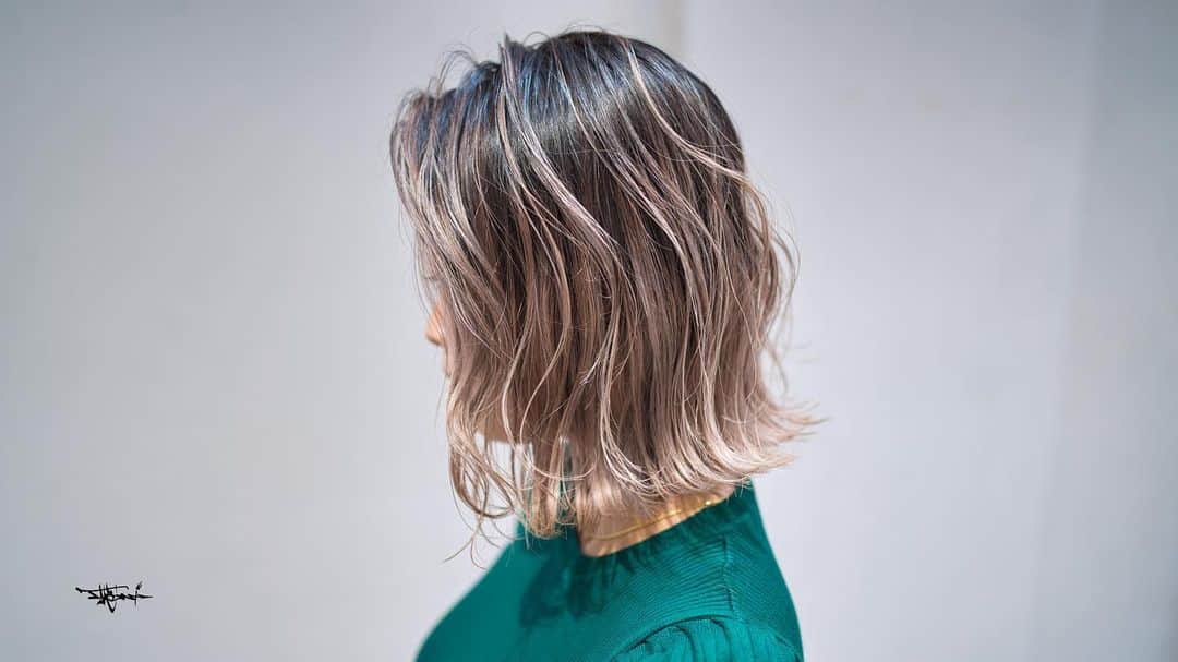 Takemi Yoshiokaさんのインスタグラム写真 - (Takemi YoshiokaInstagram)「hair color ◆オンブレバレイヤージュ◆  前回バレイヤージュでピンク系にして、 今回はバレイヤージュ後に追いブリーチで再塗布でガンガン抜いて。 髪質にもよりますが、 合計3回ブリーチでこのくらい  ご新規の方も承りますが、今までのカラー、パーマ、ストレート、縮毛矯正の施術履歴がとても影響してきますので カウセリング重視します。 ご相談下さい。  Balayage highlights  #ダークブラウン × #ベージュ × #ホワイトベージュ #グラデーションカラー ×  #バレイヤージュ  _______________________________ @moca_blendd  BEBE 表参道 渋谷区港区南青山4-26-16 03-4627-1944 #青山美容室バレイヤージュtakemi #表参道美容室バレイヤージュtakemi  #hair  #バレイヤージュカラー #aoyama #表参道 #バレイヤージュハイライト  #青山美容室 #TAKEMI #表参道美容室 #今日のコーデ  #外人風カラー #ファッション #ハイライトカラー #ヘアスタイル #外国人風カラー #ケアブリーチ #balayage #fashion #バレイヤージュの出来る美容室 #hairstyle #外国人ヘア #外国人風カラー #highlights @aheadhairmedia #aheadhairmedia」1月23日 0時20分 - takemi12mg