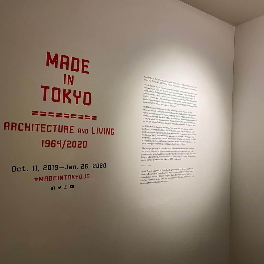 林信行さんのインスタグラム写真 - (林信行Instagram)「変わり続ける東京の姿をNYで… 久しぶりに訪れた #JapanSociety では1964年の #東京オリンピック を前後に大きく変わっていった東京(代々木、銀座、有楽町、新宿など)を日本でも見たことのない建築資料と共に展示する「MADE IN TOKYO」展が開催されていました。  TWA Hotel、2001年宇宙の旅、そしてこの展覧会。 今回のNY訪問の前半はどちらかというとNY訪問というよりは1960年代への再考の旅？  1960年代は、宇宙から見た地球の映像がきっかけで環境意識が高まり、社会運動、ファッションなど若者たちが世の中を大きく変えた時代。 何か今の時代と通じるところが多いのかも知れません。  #MadeInTokyoJS」1月23日 0時20分 - nobihaya