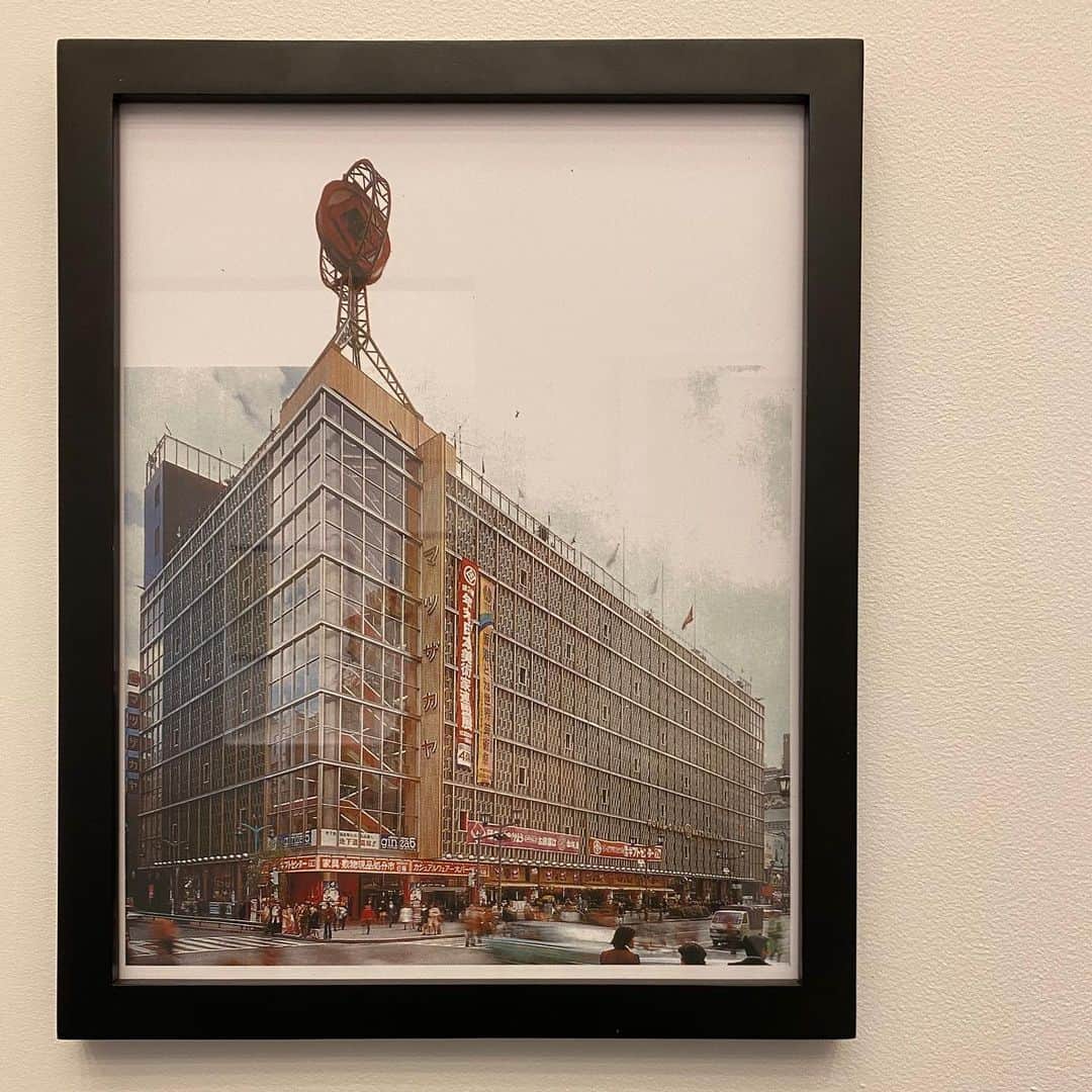 林信行さんのインスタグラム写真 - (林信行Instagram)「変わり続ける東京の姿をNYで… 久しぶりに訪れた #JapanSociety では1964年の #東京オリンピック を前後に大きく変わっていった東京(代々木、銀座、有楽町、新宿など)を日本でも見たことのない建築資料と共に展示する「MADE IN TOKYO」展が開催されていました。  TWA Hotel、2001年宇宙の旅、そしてこの展覧会。 今回のNY訪問の前半はどちらかというとNY訪問というよりは1960年代への再考の旅？  1960年代は、宇宙から見た地球の映像がきっかけで環境意識が高まり、社会運動、ファッションなど若者たちが世の中を大きく変えた時代。 何か今の時代と通じるところが多いのかも知れません。  #MadeInTokyoJS」1月23日 0時20分 - nobihaya