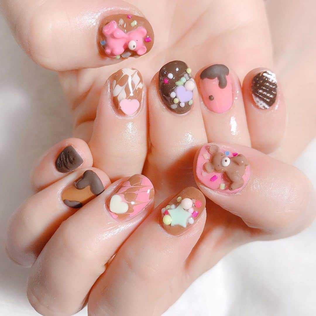 なかやまちえこのインスタグラム：「Valentine🤎 #nail #nails #nailart #ネイル #美甲 #ネイルアート  #clou #nagel #ongle #ongles #unghia #japanesenailart #manucure #네일 #젤네일 #네일아트 #네일리스트 #japanesenails #manicurist #gelnails #أظافر #Valentinenails #バレンタインネイル #バレンタイン #Valentine #大久保ちか ちゃん⠀ PREGEL 207.264.844.863.L05.L10 PremDoll B29 PREANFA なかやま監修シリコンモールド『くま』」