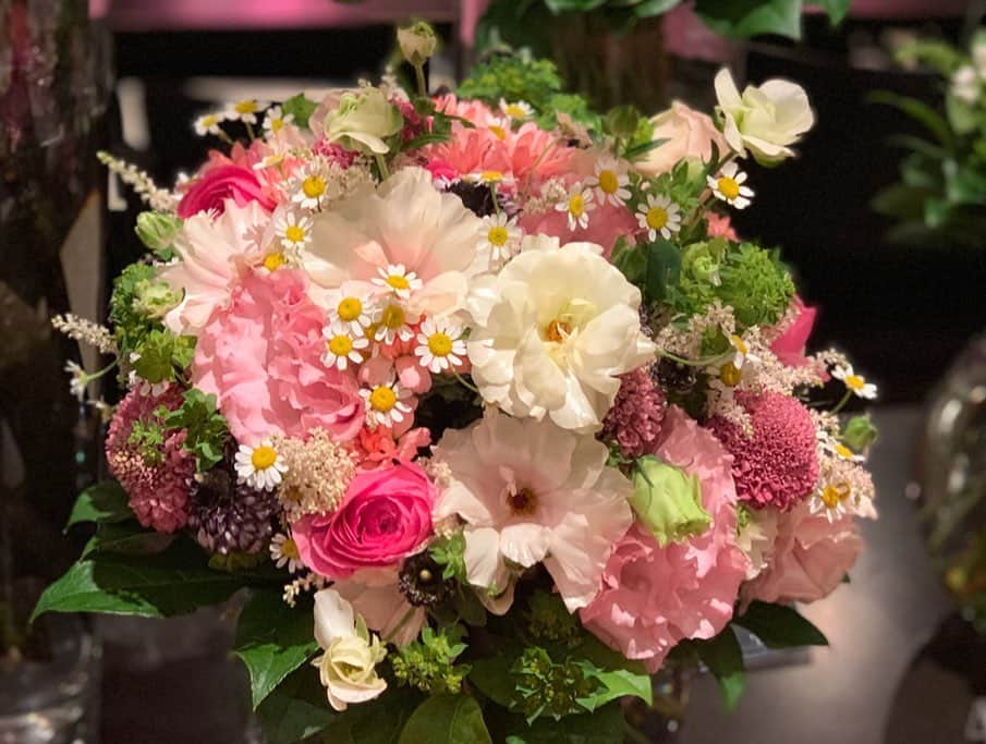 沢瀉美緒さんのインスタグラム写真 - (沢瀉美緒Instagram)「※ Refreshing 💐 . Time to choose bouquets  for friends 👭 . 大好きなお店で大切な友人達に お花を選ぶ至福の時💛 . そして春のお花大好き💐 誰か、私にもお持ちしてます😋 . まさか、この後大爆笑が待ってるとは😂😂😂 この時は知る由もなし… . . #bouquet #ブーケ #flowers #お花 #花のある暮らし #nicolaibergmann #ニコライバーグマン」1月23日 0時35分 - mio_omodaka