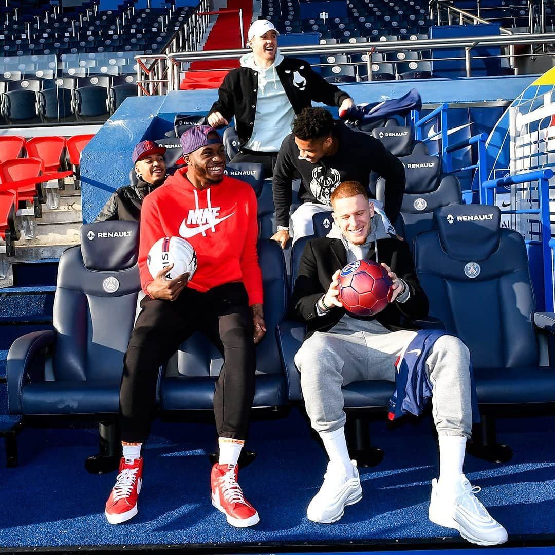 パリ・サンジェルマンFCさんのインスタグラム写真 - (パリ・サンジェルマンFCInstagram)「🔝🏀🔥 The Milwaukee @bucks visiting the Parc des Princes & MegaStore 🤩🔴🔵 Les Milwaukee @bucks en visite au Parc des Princes & au MegaStore 🤩🔴🔵 . #NBAParis #Bucks #Giannis #GreakFreak #Milwaukee #AllezParis #ICICESTPARIS」1月23日 0時37分 - psg