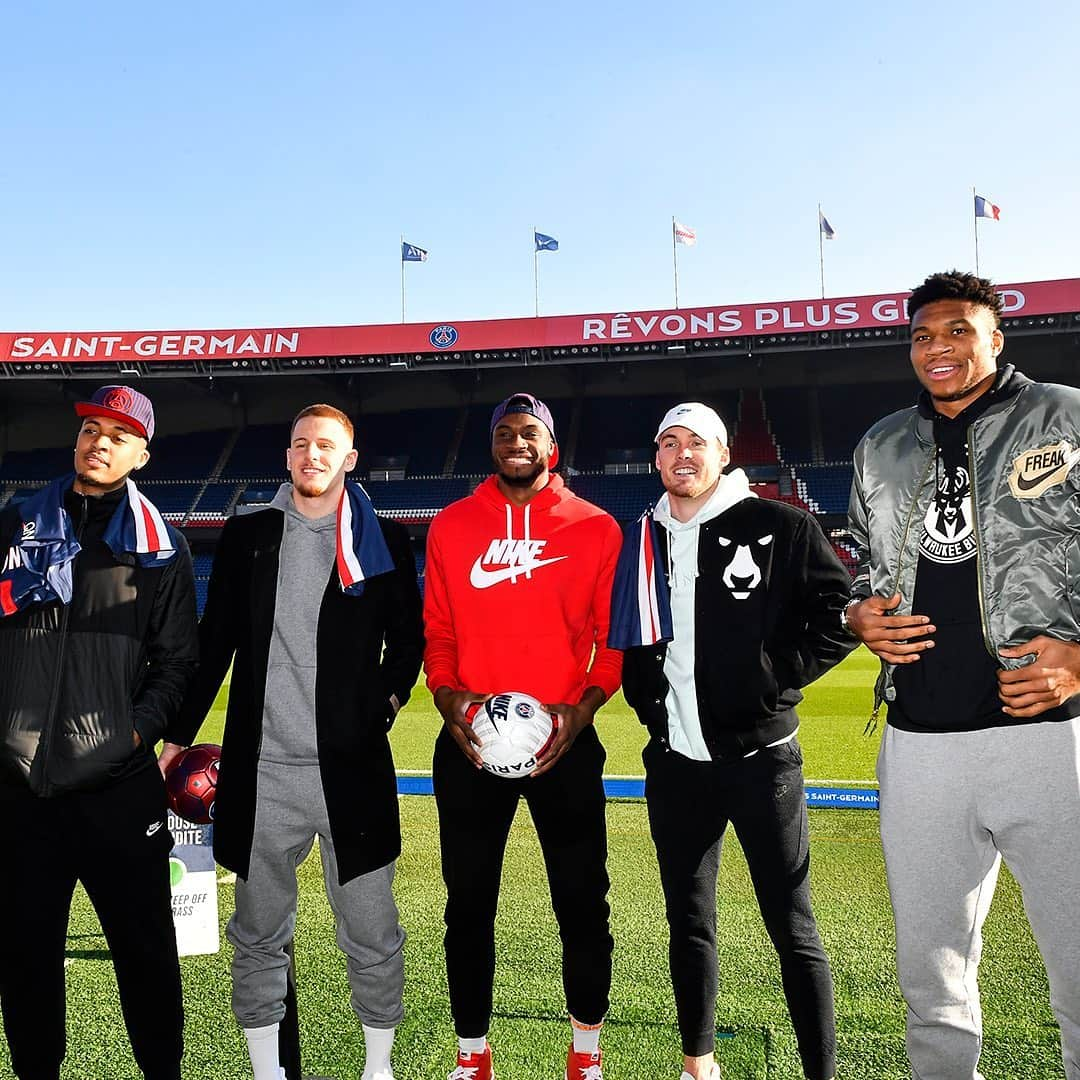 パリ・サンジェルマンFCさんのインスタグラム写真 - (パリ・サンジェルマンFCInstagram)「🔝🏀🔥 The Milwaukee @bucks visiting the Parc des Princes & MegaStore 🤩🔴🔵 Les Milwaukee @bucks en visite au Parc des Princes & au MegaStore 🤩🔴🔵 . #NBAParis #Bucks #Giannis #GreakFreak #Milwaukee #AllezParis #ICICESTPARIS」1月23日 0時37分 - psg