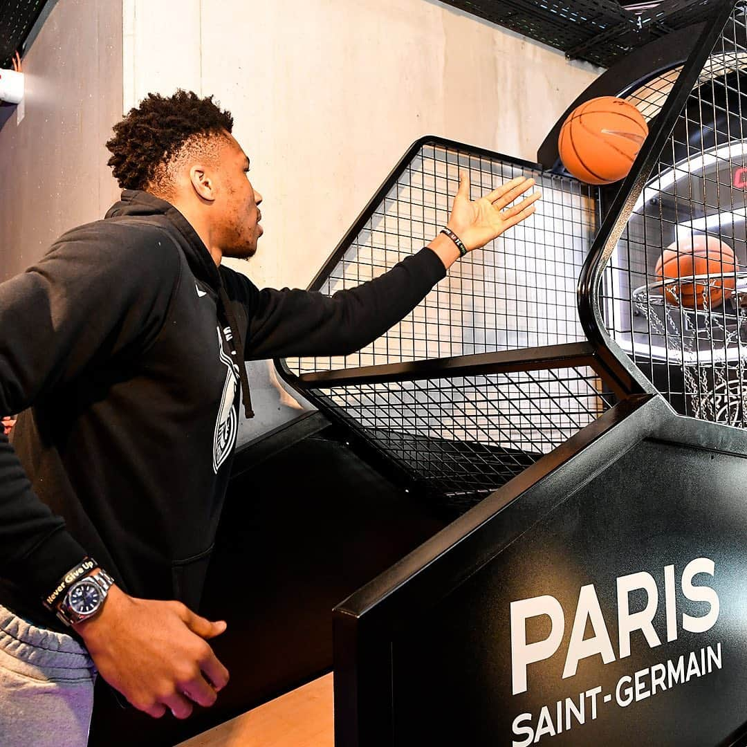 パリ・サンジェルマンFCさんのインスタグラム写真 - (パリ・サンジェルマンFCInstagram)「🔝🏀🔥 The Milwaukee @bucks visiting the Parc des Princes & MegaStore 🤩🔴🔵 Les Milwaukee @bucks en visite au Parc des Princes & au MegaStore 🤩🔴🔵 . #NBAParis #Bucks #Giannis #GreakFreak #Milwaukee #AllezParis #ICICESTPARIS」1月23日 0時37分 - psg