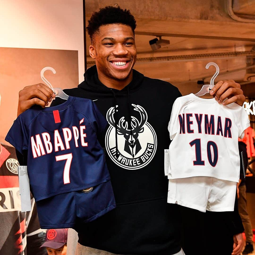 パリ・サンジェルマンFCさんのインスタグラム写真 - (パリ・サンジェルマンFCInstagram)「🔝🏀🔥 The Milwaukee @bucks visiting the Parc des Princes & MegaStore 🤩🔴🔵 Les Milwaukee @bucks en visite au Parc des Princes & au MegaStore 🤩🔴🔵 . #NBAParis #Bucks #Giannis #GreakFreak #Milwaukee #AllezParis #ICICESTPARIS」1月23日 0時37分 - psg