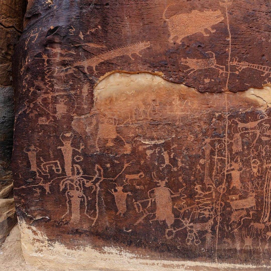のインスタグラム：「Photo by Stephen Alvarez @salvarezphoto | This complex rock art panel on the San Rafael Swell, in Utah, has engravings that span thousands of years—from the archaic era to modern times. The site sits on a conspicuous rock overlooking the junction of a major creek with its tributary. The images are incredible. There is also considerable evidence of vandalism, as someone tried to take some of the engravings off the rock wall with a chisel. One of the reasons I started the nonprofit @ancientartarchive is to digitally preserve and share sites like this. Follow me @salvarezphoto and the @ancientartarchive for more.」