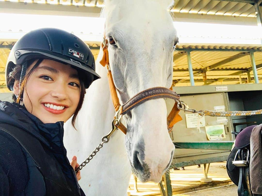 平祐奈さんのインスタグラム写真 - (平祐奈Instagram)「白馬に乗れちゃった🏇🏇 イケメン白馬のイザーク様。 楽しかったな〜乗馬教室通いたいな〜 #チャレンジyunatube」1月23日 0時42分 - yunataira_official