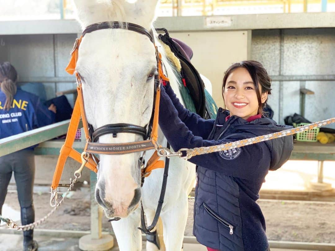 平祐奈さんのインスタグラム写真 - (平祐奈Instagram)「白馬に乗れちゃった🏇🏇 イケメン白馬のイザーク様。 楽しかったな〜乗馬教室通いたいな〜 #チャレンジyunatube」1月23日 0時42分 - yunataira_official