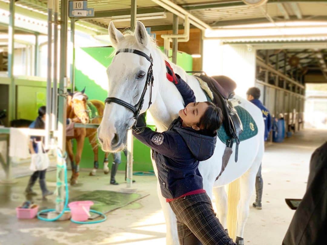 平祐奈さんのインスタグラム写真 - (平祐奈Instagram)「白馬に乗れちゃった🏇🏇 イケメン白馬のイザーク様。 楽しかったな〜乗馬教室通いたいな〜 #チャレンジyunatube」1月23日 0時42分 - yunataira_official