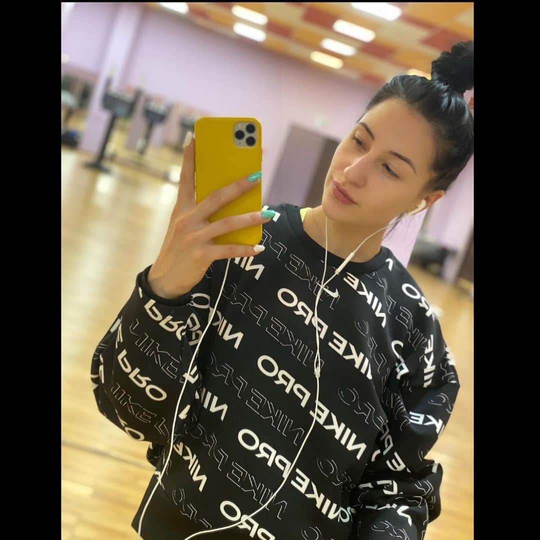 ヤナ・イグリアンさんのインスタグラム写真 - (ヤナ・イグリアンInstagram)「Совсем я перестала сидеть в сети .... Но появился повод сново напомнить о себе ... . Я в Сочи и со мной мой любимый Найк !!! Каждый раз удивляюсь умению сделать просто удобно и красиво 😍 . Спасибо за такую красоту @skorface ☺️☺️☺️ .  Кстати какую вы предпочитаете спортивную фирму ?! И Что важно для вас в выборе своего лука?! . #найк #nike #nikewomen #nikerussia #nikeoriginal #тасамаяЯна」1月23日 0時42分 - egorianiana