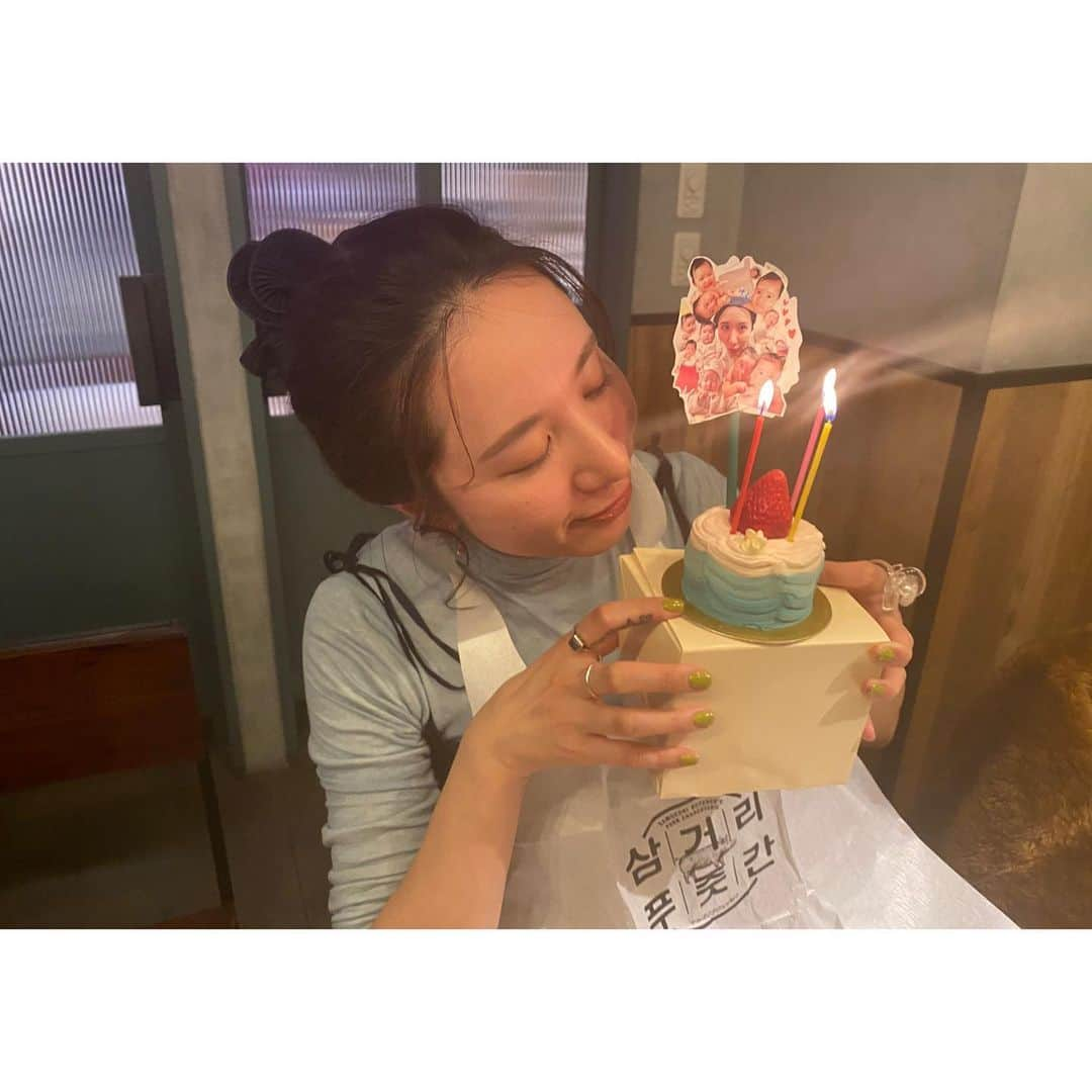 トリイクニコさんのインスタグラム写真 - (トリイクニコInstagram)「みねちゃんHBD🎂 . 私たちの大好きなモクサルがもう食べれなくなるなんて、、 かなしみー😢 今月いっぱいはまだギリギリ食べれるよ🐷 . オンさんが焼いてくれるモクサルは格別においしい👏🏻👏🏻 お店開いてくれるの待ってます👀 . 1枚目▶︎キョーコのフォトスタンドのセンス！ 2枚目▶︎かわいみねちゃん💜 3枚目▶︎コップのフチキョ。 4枚目▶︎大好きモクサル✨」1月23日 0時47分 - toriicamera