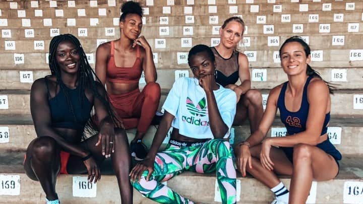 ハンネ・クレスのインスタグラム：「What we do in our free time.... 🤩 I’ll stick to running but dancing with the girls was fun! 💃🏼 Choreo: @cynthia_bolingo 🎥: @rolkah 💕  #dance #teambelgium #freetime #trainingcamp #girlssquad #chicas」