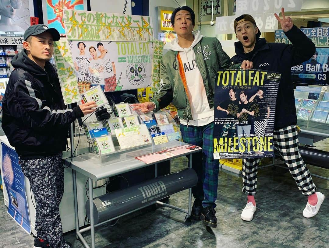 Shun さんのインスタグラム写真 - (Shun Instagram)「『MILESTONE』フラゲ日＆発売日、終了🤘🏻 番組やお店でお世話になったみなさんありがとうございました‼️ ・ ・ 半年前から俺らの中で密かに鳴ってたこの音楽を、今日からはみんなと100%共有できるんだな！って実感した幸せな日になった。  たくさんのリアクションをありがとう。俺らめっちゃテンション上がってるから！ 俺のストーリーズが限界達してた🤙🏻🤙🏻🤣 ・ ・ 明日からいよいよパニシャだ🔥 2020年ぶちかますぞー👊🏻👊🏻👊🏻うおーーーー‼️ #TOTALFAT」1月23日 0時55分 - totalfat.shun