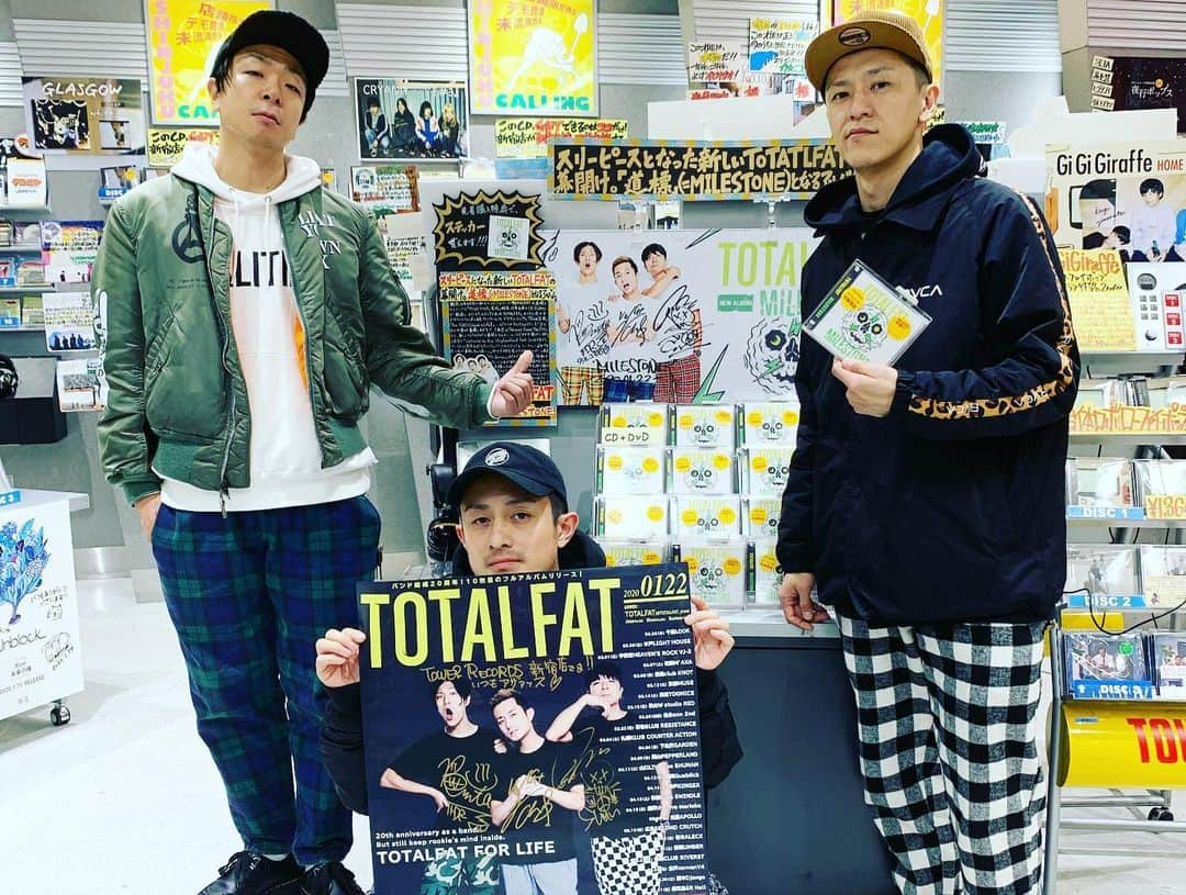 Shun さんのインスタグラム写真 - (Shun Instagram)「『MILESTONE』フラゲ日＆発売日、終了🤘🏻 番組やお店でお世話になったみなさんありがとうございました‼️ ・ ・ 半年前から俺らの中で密かに鳴ってたこの音楽を、今日からはみんなと100%共有できるんだな！って実感した幸せな日になった。  たくさんのリアクションをありがとう。俺らめっちゃテンション上がってるから！ 俺のストーリーズが限界達してた🤙🏻🤙🏻🤣 ・ ・ 明日からいよいよパニシャだ🔥 2020年ぶちかますぞー👊🏻👊🏻👊🏻うおーーーー‼️ #TOTALFAT」1月23日 0時55分 - totalfat.shun