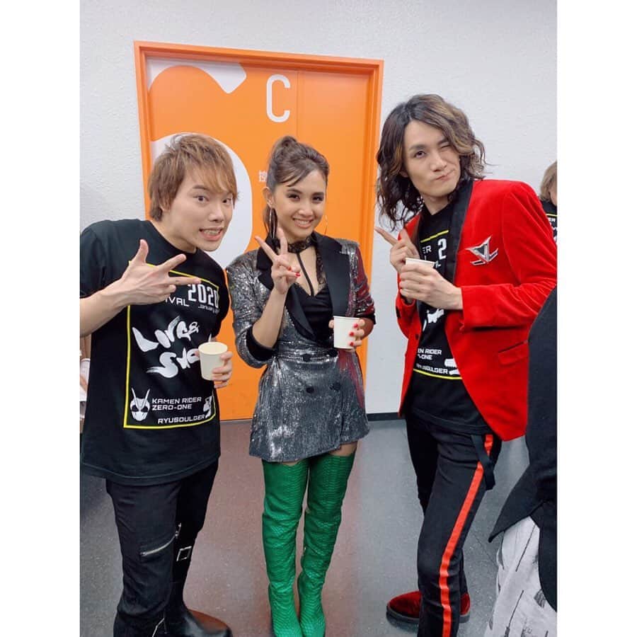 Beverlyさんのインスタグラム写真 - (BeverlyInstagram)「I’ve performed with @takanori9nishikawa before but to see his live performance backstage was different.  He was so cool! Goosebumps!  It was just amazing! 👏 I’m forever a fan. 🙋🏽‍♀️ #超英雄祭2020」1月23日 1時00分 - beverly_official_
