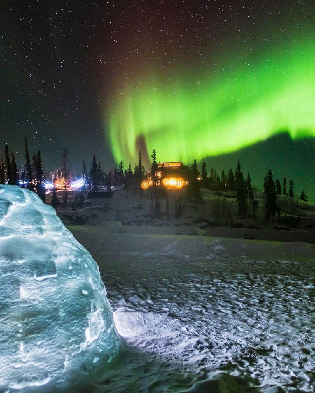 Explore Canadaさんのインスタグラム写真 - (Explore CanadaInstagram)「“Bright lights in the Northwest Territories are wild and dazzling. For 270 nights a year, the Aurora puts on mesmerizing light show, no admission fee required. Up here big city lights are just a bit different.” - Caption by our friends at @spectacularnwt. #ExploreCanada⁠ ⁠ 📷: @smaku⁠ 📍: @blachford_ll, @specatcularnwt⁠ ⁠ #ThisIsBlachford #SpectacularNWT⁠」1月23日 1時01分 - explorecanada