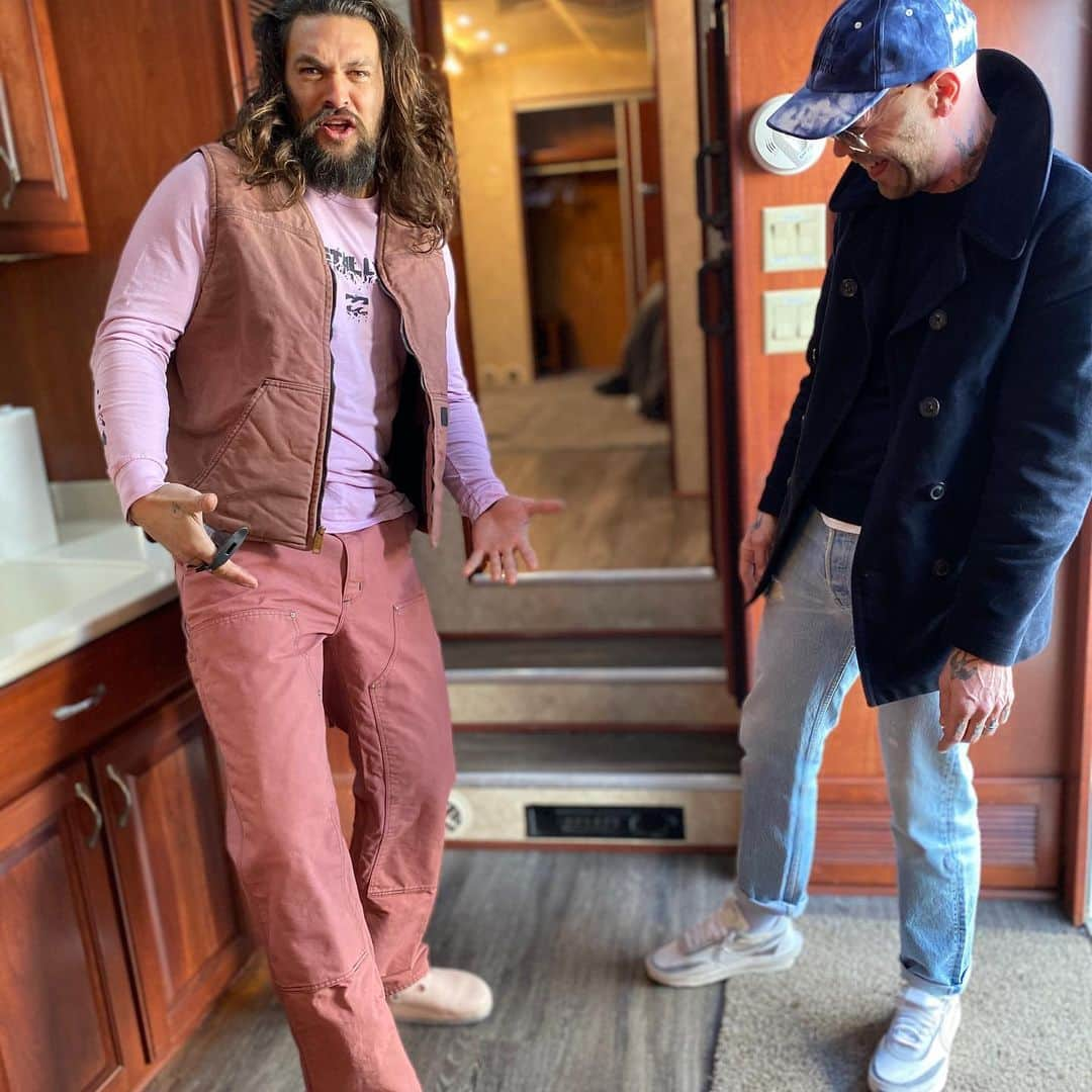 ジェイソン・モモアさんのインスタグラム写真 - (ジェイソン・モモアInstagram)「from frontier to sweet girl @michaelground has always had my back love you bud. he made me pink  @carhartt for my wrap gift.  even pink @metallica @billabong it’s getting out of hand  pink on coral on fuchsia. look good.  aloha j」1月23日 1時22分 - prideofgypsies