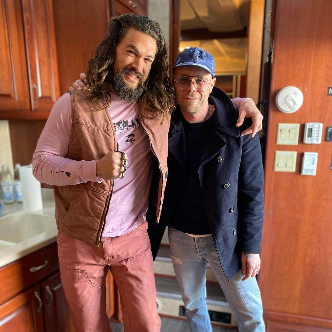 ジェイソン・モモアさんのインスタグラム写真 - (ジェイソン・モモアInstagram)「from frontier to sweet girl @michaelground has always had my back love you bud. he made me pink  @carhartt for my wrap gift.  even pink @metallica @billabong it’s getting out of hand  pink on coral on fuchsia. look good.  aloha j」1月23日 1時22分 - prideofgypsies