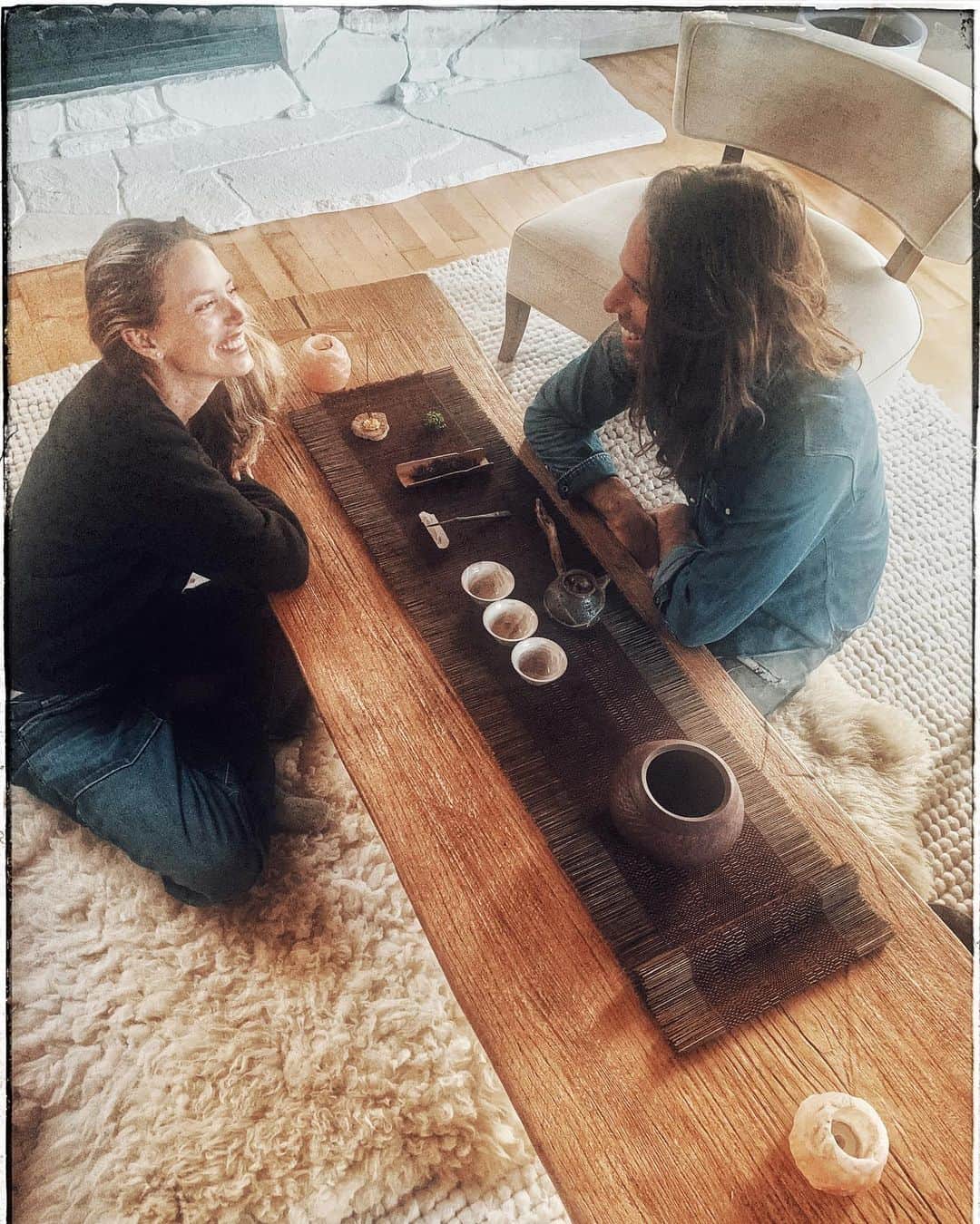 レイラニ・ビショップのインスタグラム：「Stopped in LA in the way back from Hawaii ✈️ was a crazy couple days catching up with work and family and hosting an amazing event at my store @botanicabazaar in the Palisades ..shown here was a welcome moment of slowing down time in Topanga catching up with an old friend, having a 3 hr tea ceremony and share some good laughs with great people @ashleigherwin ..moments like these keep me grounded ♥️」