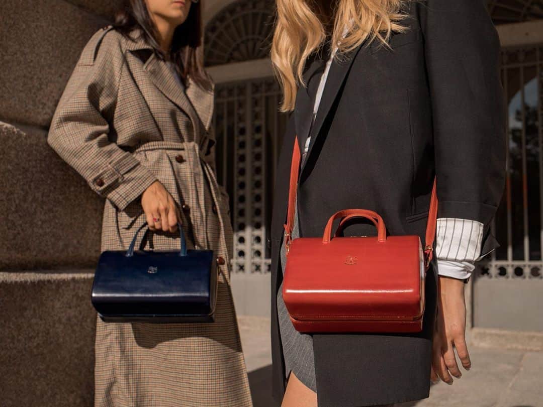 イルビゾンテのインスタグラム：「Tradition meets innovation ☆  #ilbisonte #leatherbags #madeintuscany」