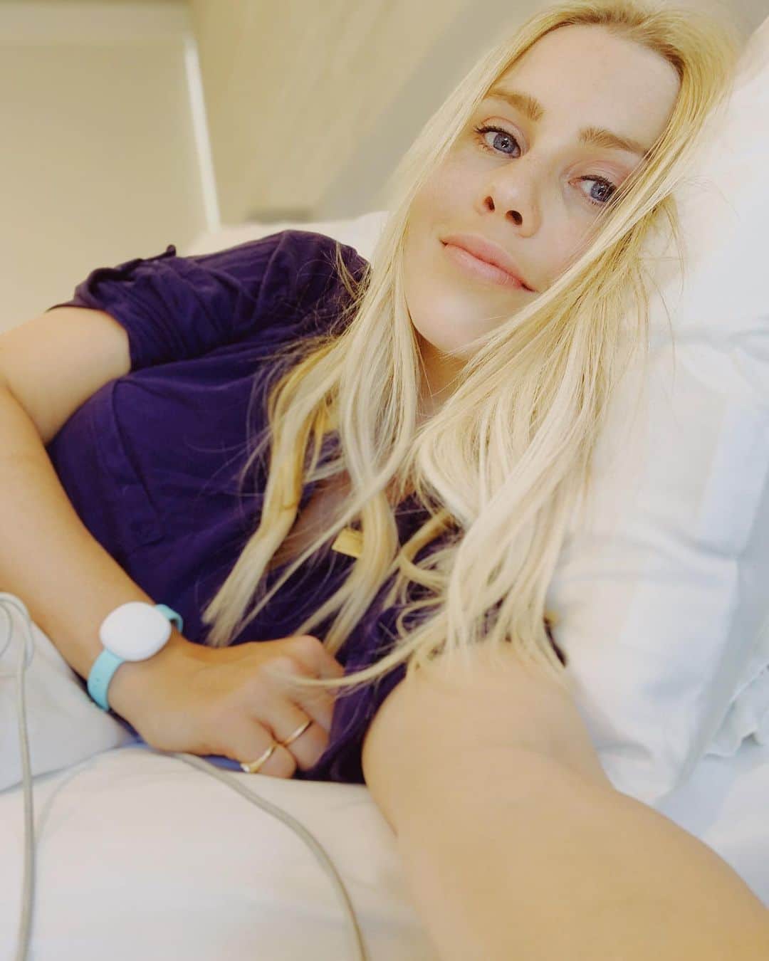 クレア・ホルトのインスタグラム：「I’ve been traveling a lot the last few months. Switching between time zones and running around after a 9 month old mountain goat has left me feeling pretty exhausted. We’ve had some epic adventures and made some incredible memories, but the lack of sleep has definitely taken a toll on my body and I’m a little out of whack. It’s been really important for me to track my cycle with my @avawomen bracelet, so that I have a clear picture of what’s going on with my body. It lets me know when my sleep quality is poor, or when my physiological stress levels are increased. Your cycle also impacts your moods, ability to focus, and even your workouts. Of course, Ava is amazing for women trying to conceive, but it goes so far beyond that. I really believe that every woman would benefit from tracking their cycle. For the next 30 days, Ava will be donating $20 of every sale purchased with code ‘AUSTRALIA’ to the Australian fire relief efforts. When I asked them if they would consider making a donation, they didn’t hesitate. Just another reason why I’m so proud to be partners with @avawomen. #AvaPartner #ClairexAva If you’d also like to make your own donation, please consider: @redcrossau @wireswildliferescue @salvosau @wildlifewarriorsworldwide」