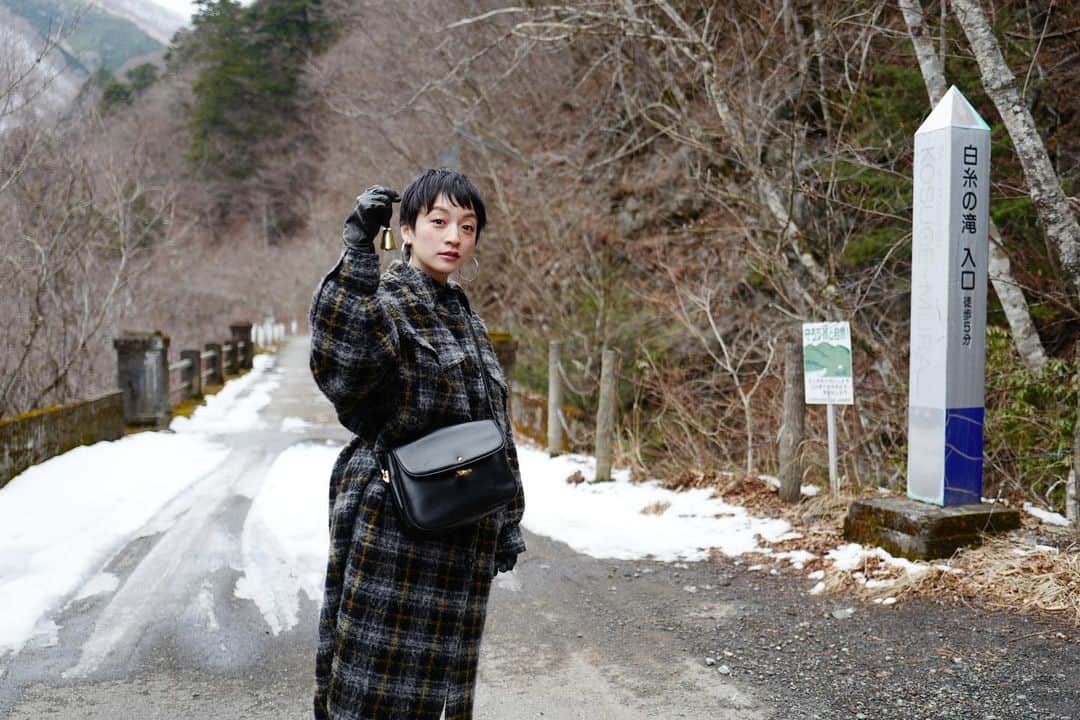 行方 久子 Hisako Namekataさんのインスタグラム写真 - (行方 久子 Hisako NamekataInstagram)「#hisakotravel 熊除けの鈴を鳴らしながら、白糸の滝へ。 注 : バッグ、あいてます😹」1月23日 1時41分 - hisakonamekata