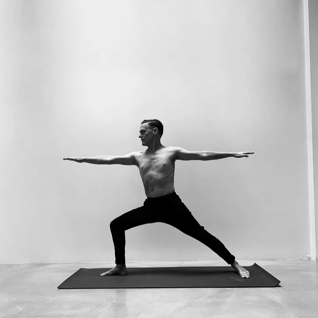 ブライアン・アダムスのインスタグラム：「Here’s another attempt at a yoga pose. I think it’s called warrior...well it’s trying to be anyway. 😂 #yogafordudes 🙏🏻」