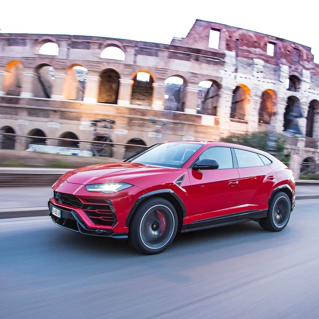 のインスタグラム：「A city so stunning that its sunlight brings out the best of the best. And just like that, Lamborghini Urus is the kind of Super SUV that enriches its driver's style anywhere they go.  #Lamborghini #LightsOnLamborghini #Urus #SinceWeMadeItPossible」